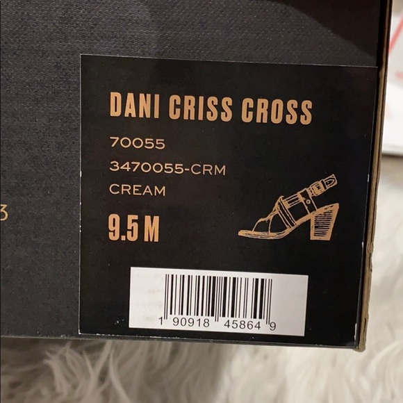 NEW • Frye • Dani Criss Cross Sandals Cream - Picture 6 of 6